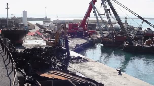 Catania Italy December Ember Cranes Next Pile Garbage Metal Scrap — 图库视频影像