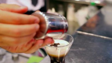 Barmen James Joice kokteyli yapıyor.