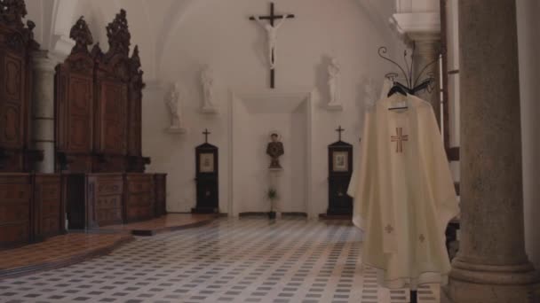 Soutane Prêtre Flottant Dans Église — Video