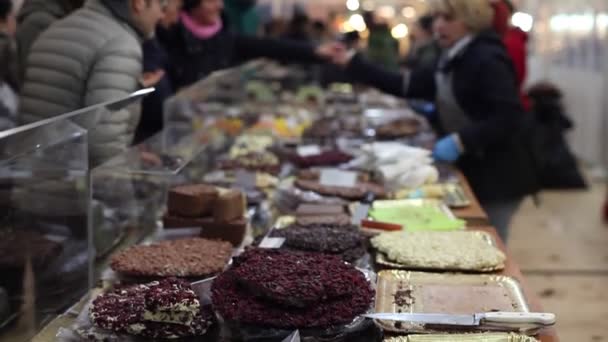 Trieste イタリア 11月 2016年11月13日に市場で販売されているチョコレートケーキ — ストック動画