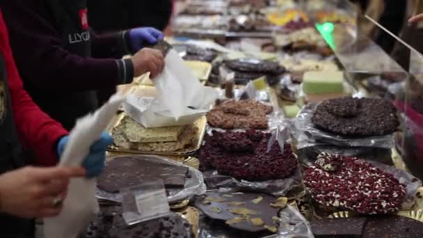 Trieste イタリア 11月 2016年11月13日に市場で販売されているチョコレートケーキ — ストック動画