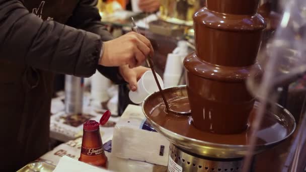 Trieste Italy Νοεμβριοσ Barman Λαμβάνοντας Φλιτζάνι Σοκολάτα Από Σιντριβάνι Σοκολάτας — Αρχείο Βίντεο