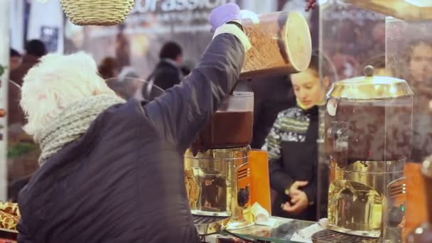 トリエステ イタリア 11月 2016年11月13日にチョコレート噴水からチョコレートカップを取るバーマン — ストック動画