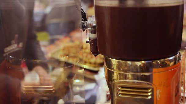Trieste Itália Novembro Barman Tomando Xícara Chocolate Fonte Chocolate Novembro — Vídeo de Stock