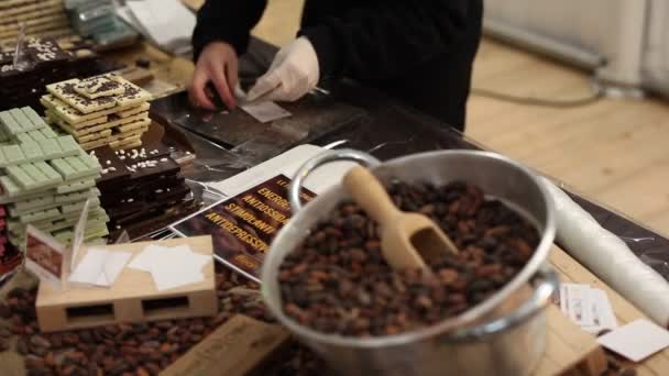 Трист Італія Новембера Листопада 2016 Року Шоколадні Боби Всередині Залізного — стокове відео