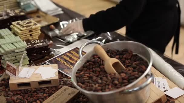 Trieste Itálie 2016 Čokoládové Fazole Kbelíku Čokoládovém Veletrhu — Stock video
