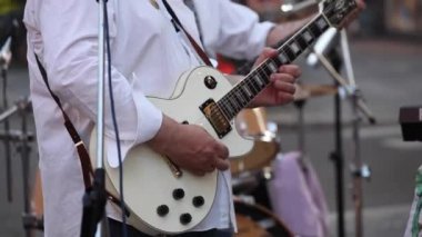 Sokak konserinde gitarist
