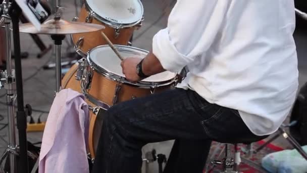 鼓手在米兰的街头音乐会 — 图库视频影像