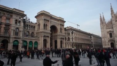 MILAN, İTALYA - 26 Ocak 2019 'da gün batımında Piazza del Duomo' nun manzarası