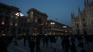 MILAN, İTALYA - 26 Ocak 2019 'da gün batımında Piazza del Duomo' nun manzarası
