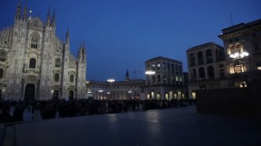 MILAN, İTALYA - 26 Ocak 2019 'da gün batımında Piazza del Duomo' nun manzarası