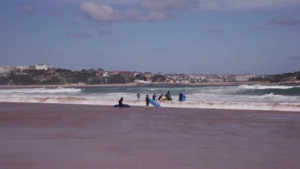 Santander Spanya Cantabria Denizde Ağustos 2016 Üzerinde Sörf Çocuklar Teen — Stok video