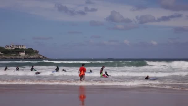 Santander Spanya Cantabria Denizde Ağustos 2016 Üzerinde Sörf Çocuklar Teen — Stok video