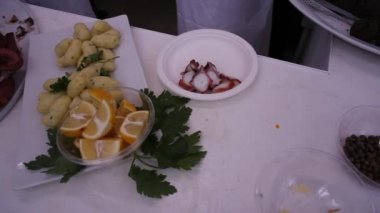 Şef Sicilya yemekleri hazırlıyor.