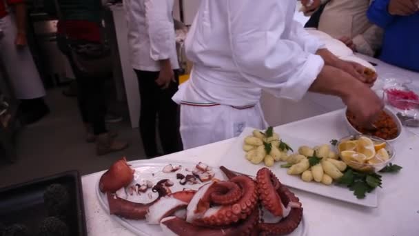 Chef Prepara Piatti Della Cucina Siciliana — Video Stock