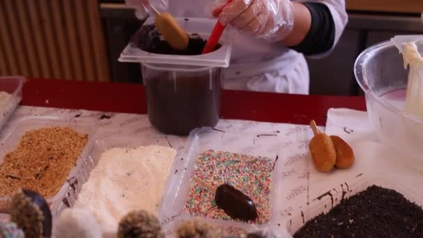 Milan Italien Maj Chokladtillverkare Förbereder Söt Glass Med Choklad Den — Stockvideo
