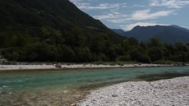 Slovenya 'daki Soca Nehri manzarası
