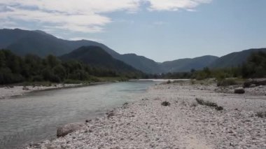 Slovenya 'daki Soca Nehri manzarası