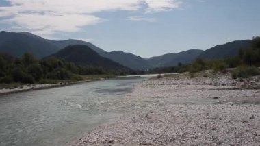 Slovenya 'daki Soca Nehri manzarası