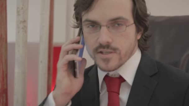 Homme Affaires Élégant Assis Sur Chaise Cuir Parlant Sur Smarthphone — Video