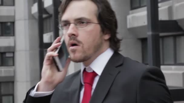 안경을 사업가가 스마트폰으로 이야기하는 — 비디오