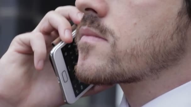 Elegante Hombre Negocios Gafas Hablando Por Teléfono Inteligente — Vídeos de Stock