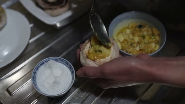 制作美味的蘑菇馅 — 图库视频影像