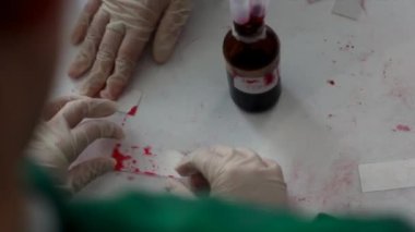 Biyoloji laboratuarında tıbbi atık.