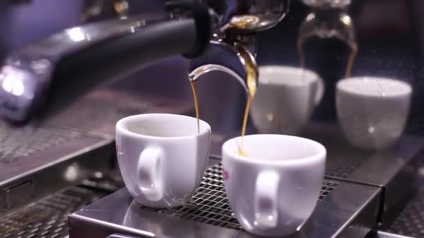 Barmann Macht Tassen Espresso Kaffee — Stockvideo