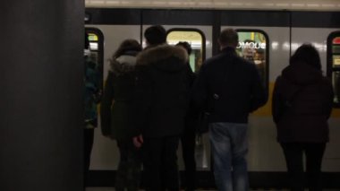 MILAN, İTALYA - 05 Mart 2017 'de insanlar trene biniyor