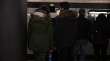 MILAN, İTALYA - 05 Mart 2017 'de insanlar trene biniyor