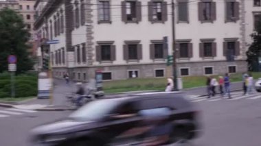 MİLAN, İTALYA - 18 Haziran 2016 'da Milano caddesinin tramvaydan görünüşü