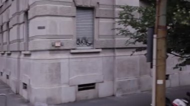 MİLAN, İTALYA - 18 Haziran 2016 'da Milano caddesinin tramvaydan görünüşü