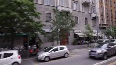 MİLAN, İTALYA - 18 Haziran 2016 'da Milano caddesinin tramvaydan görünüşü