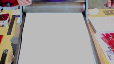 TRIESTE, İTALYA - 17 Eylül 2017 'deki Trieste Mini Yapıcı Fuarı sırasında kağıda basım işlemi