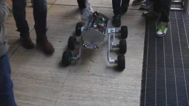 TRIESTE, İTALYA - 17 Eylül 2017 'de Trieste Mini Yapıcı Fuarı sırasında yapılan tanıtım, engelli dört tekerden çekiş (4WD) robotik araba programlanabilir.