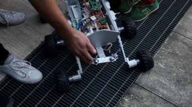 TRIESTE, İTALYA - 17 Eylül 2017 'de Trieste Mini Yapıcı Fuarı sırasında yapılan tanıtım, engelli dört tekerden çekiş (4WD) robotik araba programlanabilir.