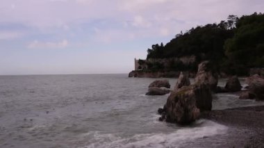 Arka planda Miramare şatosu olan trieste sahili manzarası