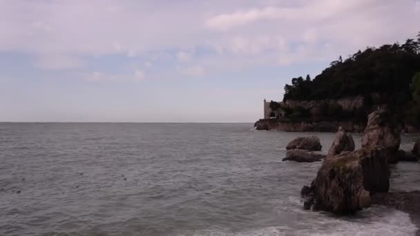 Utsikt Över Trieste Kust Med Miramare Slott Bakgrunden — Stockvideo