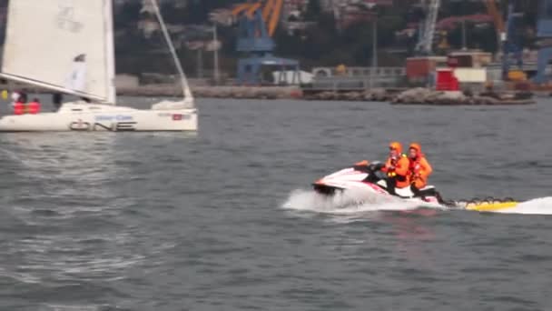 Trieste Italien Oktober Italienische Feuerwehrleute Auf Persönlichen Wasserfahrzeugen Triester Meer — Stockvideo