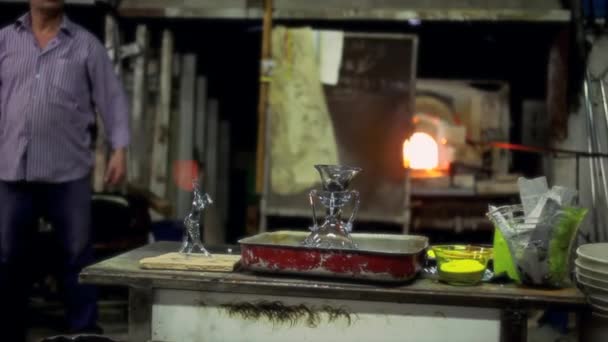 イタリア ムラーノ島 エイプリル社 2014年4月26日にムラノ炉内でガラス製造者が活動中 — ストック動画