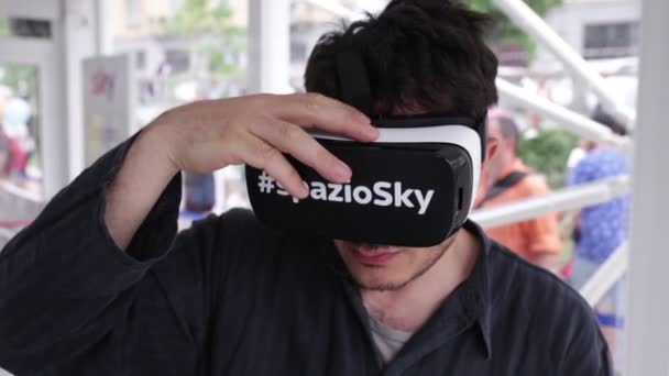 Milan Italy Ιουνιοσ Άνθρωπος Χρησιμοποιεί Γυαλιά Εικονικής Πραγματικότητας Στις Ιουνίου — Αρχείο Βίντεο
