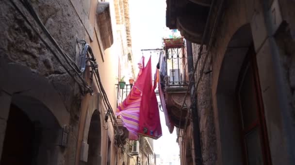 Giysiler Ortigia Siracusa Çamaşır Ipinde Kurumaya Bırakılmış — Stok video