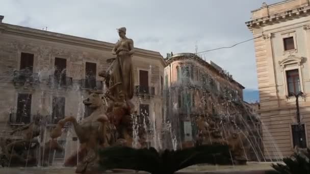 锡拉库萨 意大利 12月 喷泉在正方形阿基米德在锡拉丘兹 在喷泉的中心是一个宏伟的戴安娜猎人雕像 周围的警笛和 Tritons 在2017年12月31日 — 图库视频影像
