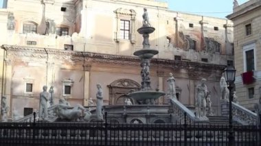 20 Aralık 2016 'da Piazza Pretoria' da Fontana delle Vergogne 'un görüntüsü