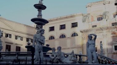 20 Aralık 2016 'da Piazza Pretoria' da Fontana delle Vergogne 'un görüntüsü