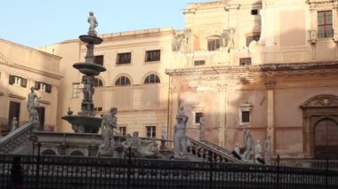 20 Aralık 2016 'da Piazza Pretoria' da Fontana delle Vergogne 'un görüntüsü