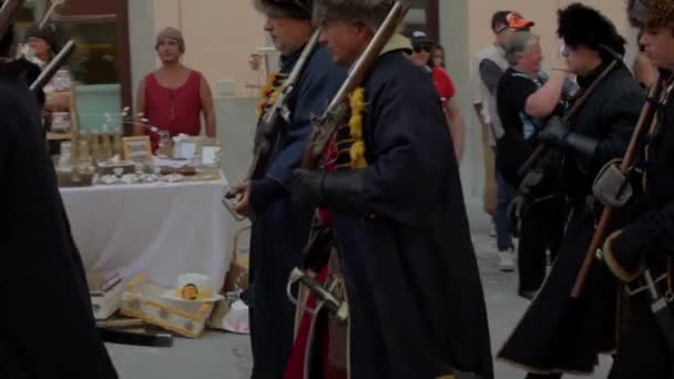 パルマノヴァ イタリア 歴史的グループは 2017 日に歴史再現西暦 1615 の中に古代の服に身を包んだ — ストック動画
