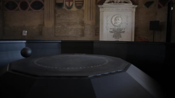 Zicht Foucault Slinger Eeuwige Beweging Palazzo Della Ragione Van Padova — Stockvideo