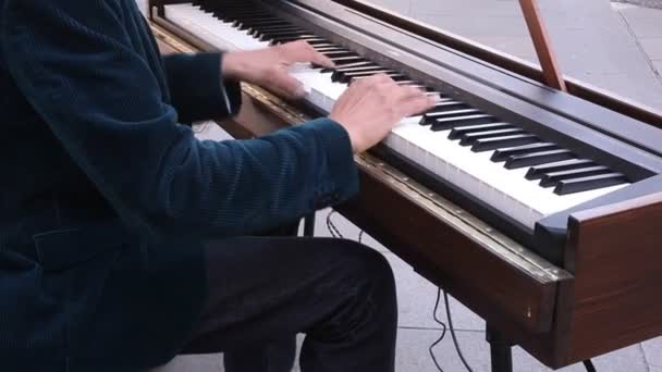 Sokak Konserinde Piyano Çalan Adam — Stok video